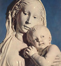 Robbia Madonna of the Apple detail1