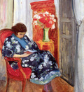 jeune femme lisant dans un interieur